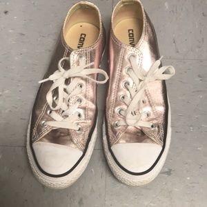 Size 8 women’s converse shoes